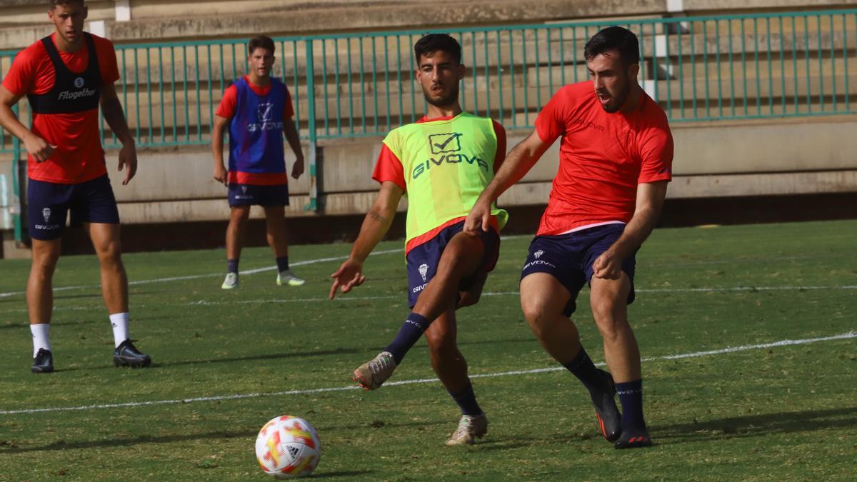 Calderón y Puga, en un entrenamiento del Córdoba CF en la Ciudad Deportiva, esta temporada.