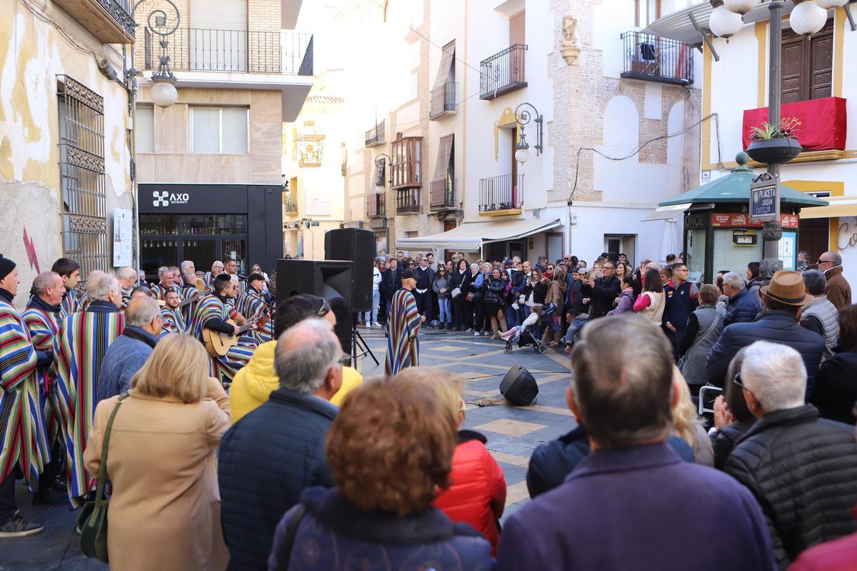 Actuación de una cuadrilla en pleno centro de Lorca.