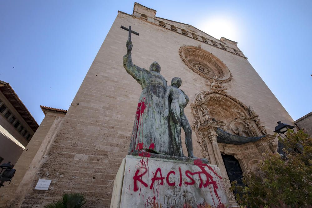 Aparece una pintada de "racista" en la estatua de Juníper Serra en Sant Francesc