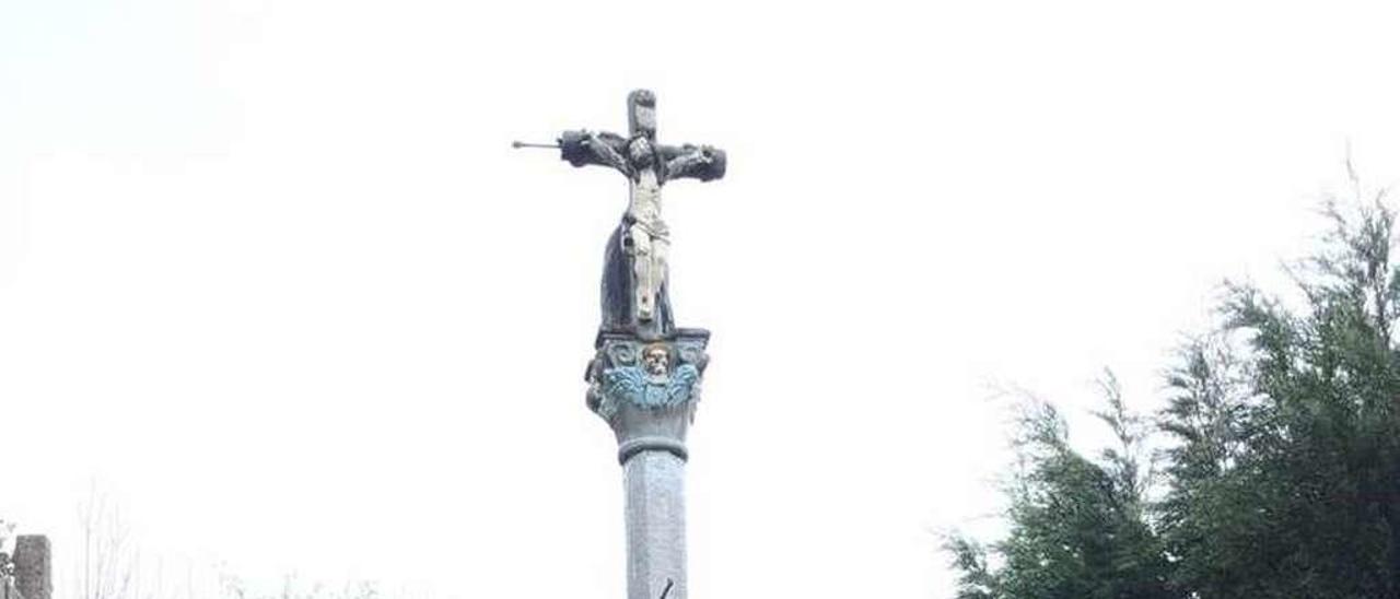 La cruz de San Martiño, en el almacén para su restauración. // G.N.