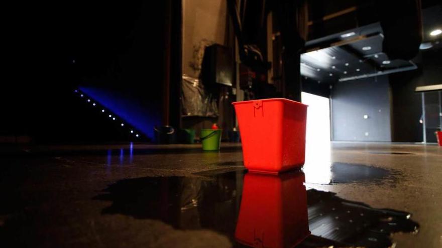 Un cubo sobre el escenario del auditorio del Valey para recoger el agua, ayer.