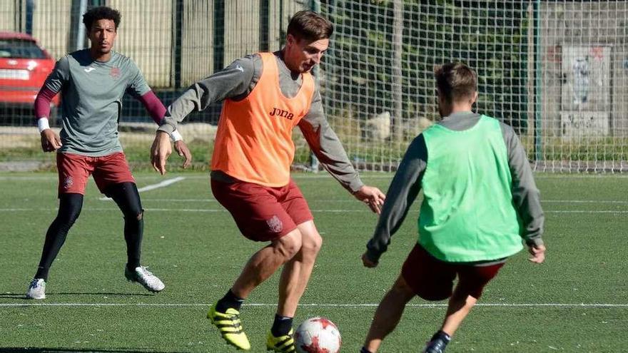 Berrocal intenta superar la presión de Pedro Vázquez durante un entrenamiento. // Rafa Vázquez