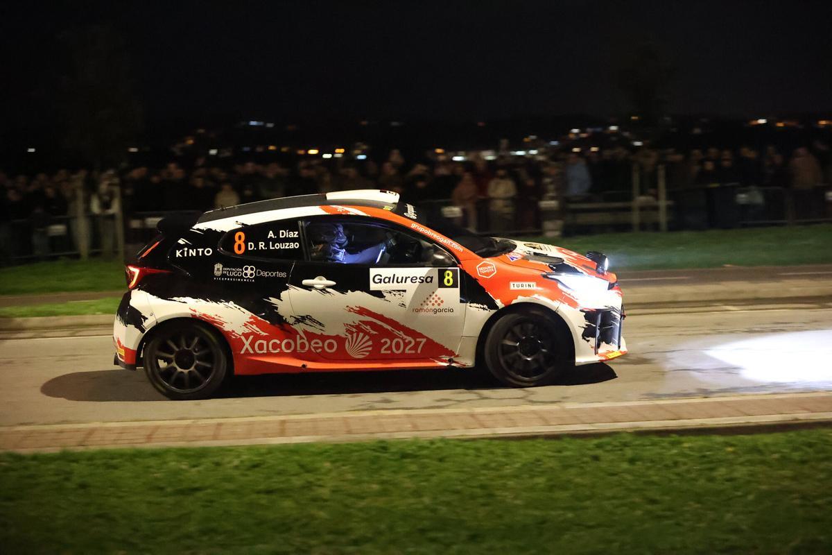 La trigésima edición del Rally de A Coruña arrancó este viernes con una presentación en O Parrote y una especial en el entorno del castillo de San Antón.