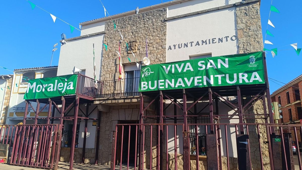 Vallado instalado para las fiestas de Moraleja, frente al ayuntamiento.