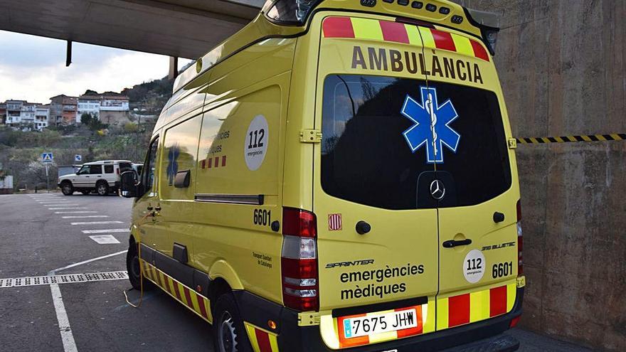 Ambulància del SEM aparcada a l&#039;Hospital Comarcal Sant Bernabé