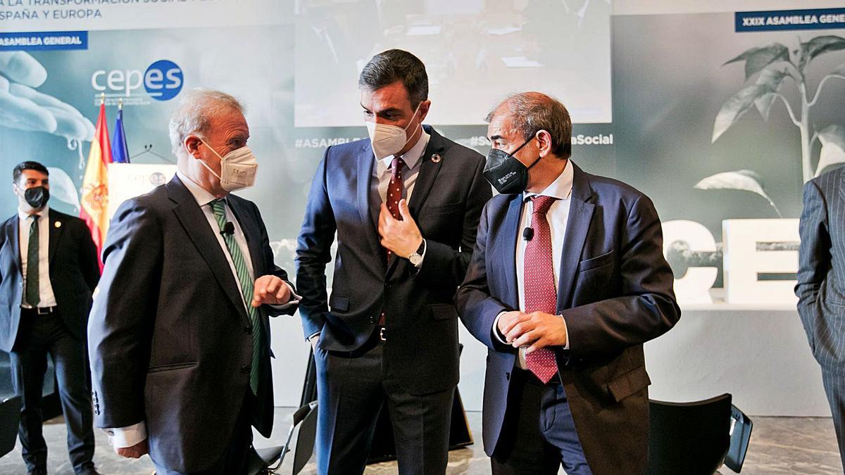 Manuel Campo Vidal, Pedro Sánchez y Juan Antonio Pedreño, conversando durante la jornada. | CEPES