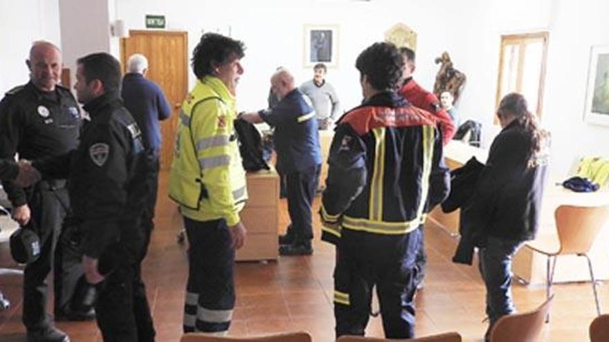 Representantes de todos los servicios de emergencias al terminar la reunión.