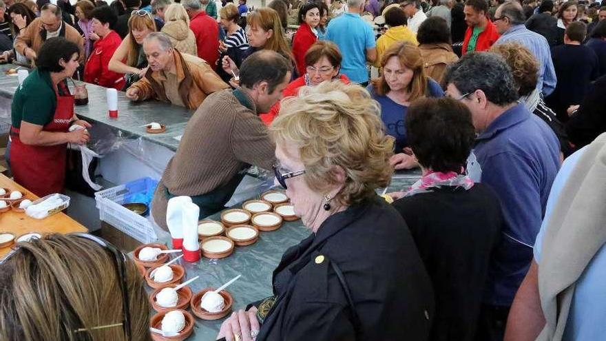 Un momento de la feria del requesón de As Neves, celebrada el viernes.  // A. Hernández