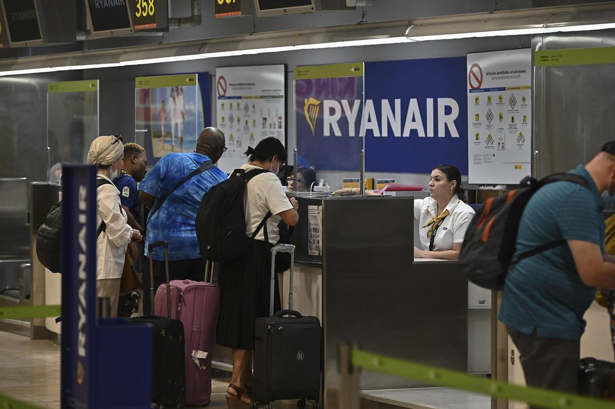 GRAF4638. MADRID, 25/07/2022.- Varios pasajeros facturan sus maletas en los mostradores de Ryanair este lunes en el aeropuerto Adolfo Suárez Madrid-Barajas durante la primera jornada de huelga de las cuatro a la que están convocados esta semana los tripulantes de cabina de pasajeros en Ryanair por los sindicatos USO y Sictpla. EFE/ Fernando Villar