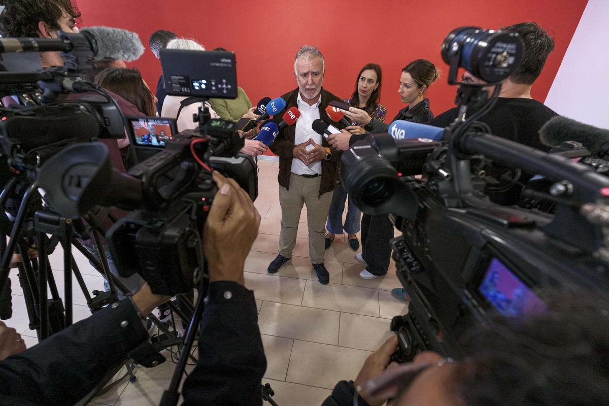 El ministro Ángel Víctor Torres atiene a los medios de comunicación.