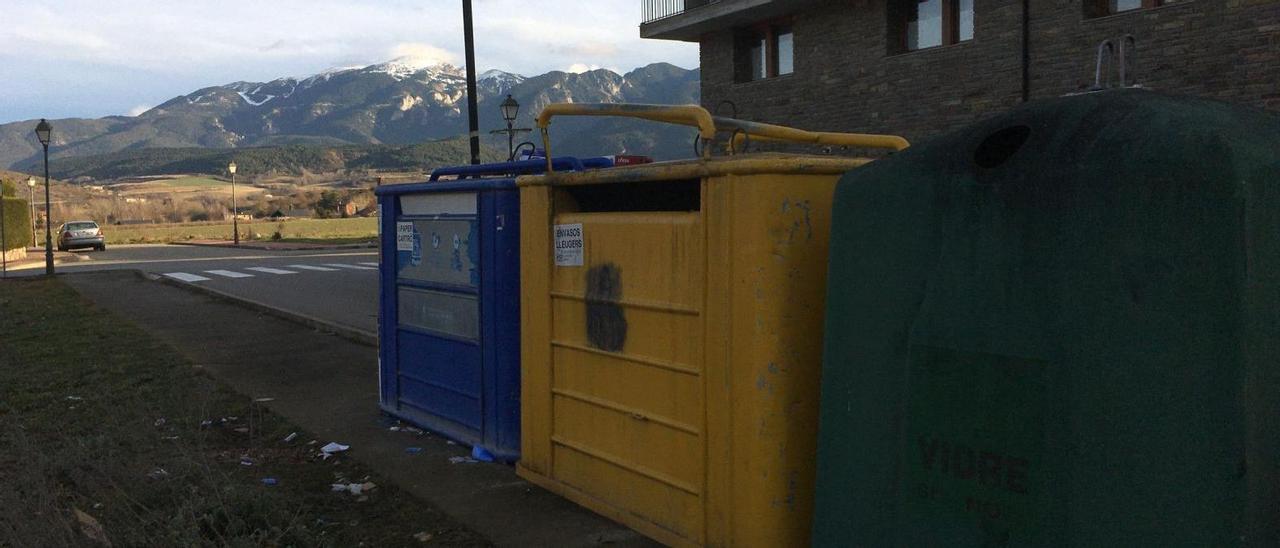 Contenidors per al cartró, els envasos de plàstic i el vidre en un entorn de la vall dominat per la Tosa d’Alp i el Moixeró | MIQUEL SPA