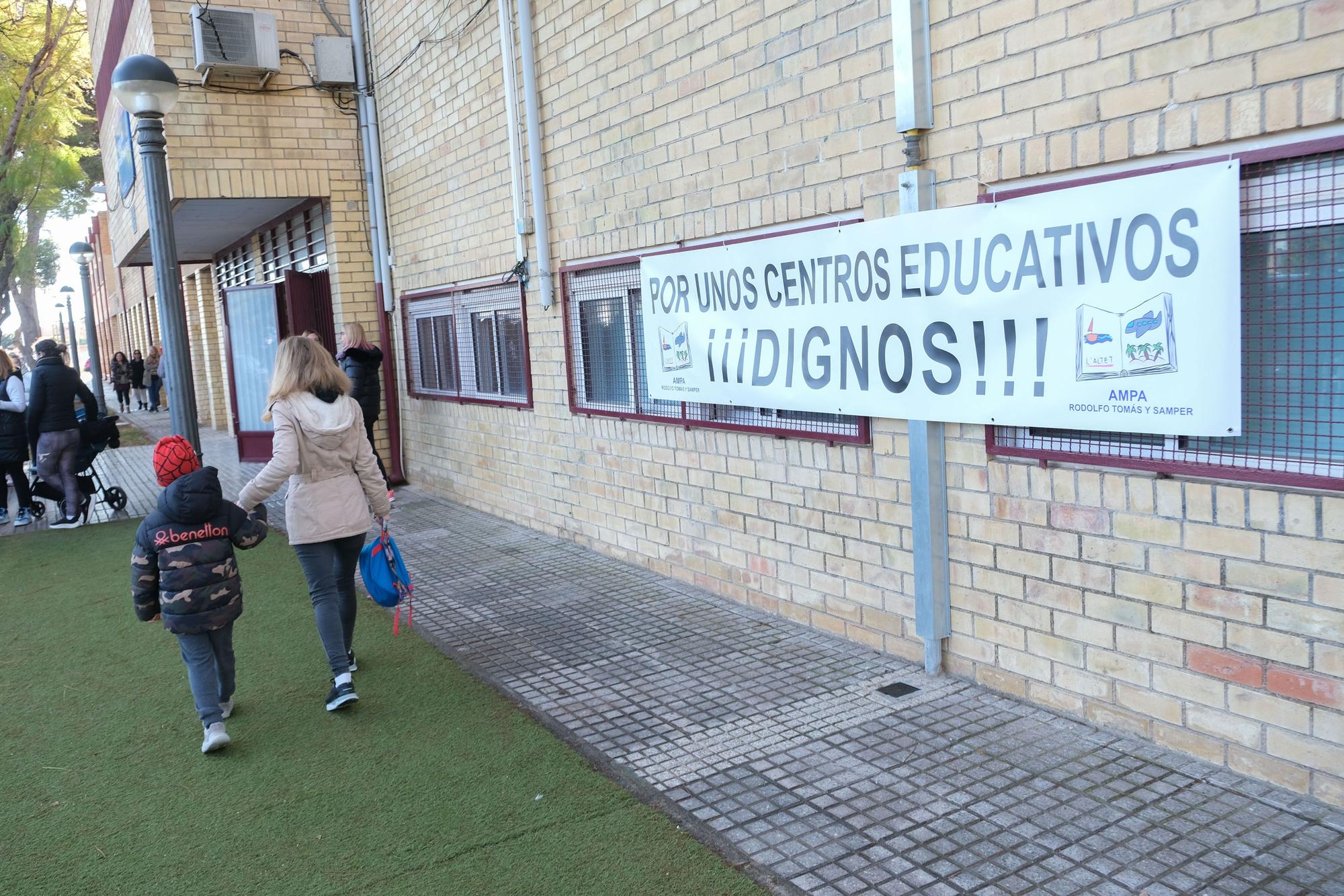 El alcalde de Elche acude a la protesta del colegio de El Altet para llamar a la calma