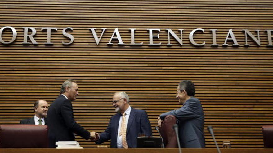 El presidente de la Generalitat, Alberto Fabra, saluda a la Mesa de las Corts.