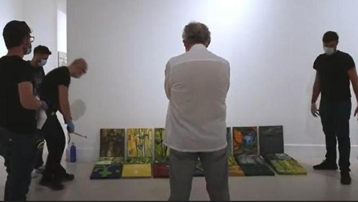 Fernando Francés (de espaldas, con camisa blanca), supervisando el montaje de la muestra con la que volvió a comisariar exposiciones en el CAC Málaga.