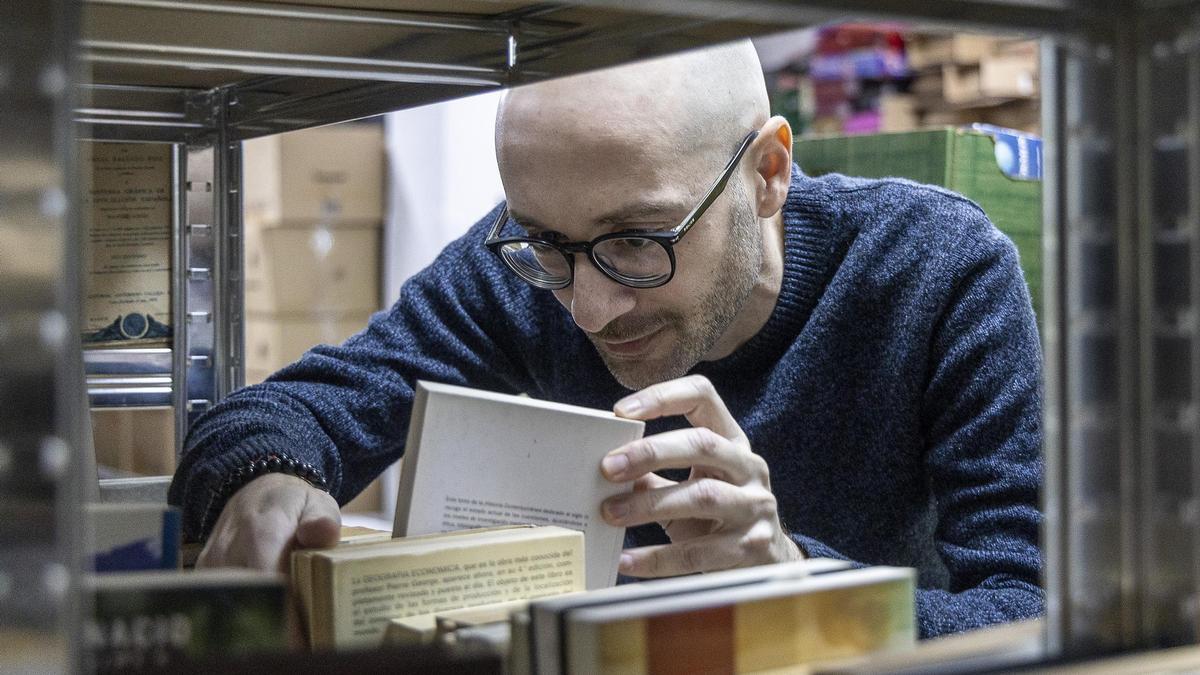 La biblioteca que rescata libros de la basura en Alicante, clausurada por falta de licencia