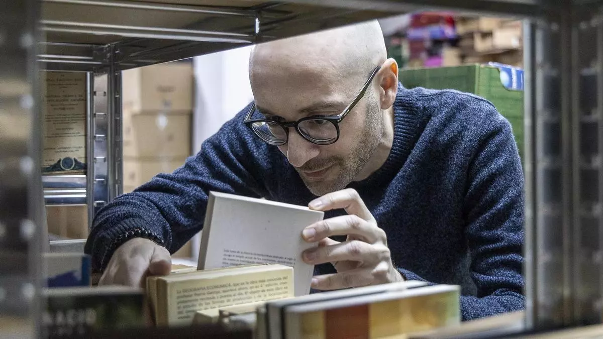 La biblioteca que rescata libros de la basura en Alicante, en pausa por falta de licencia