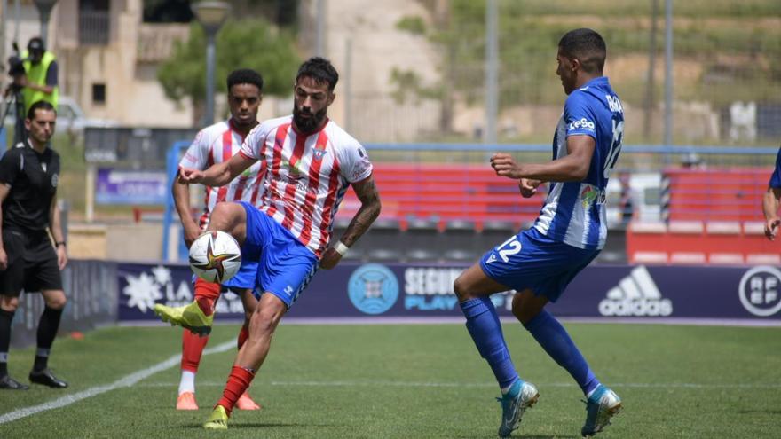 Una acción del partido entre el Don Benito y el Águilas.