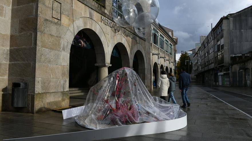 Los vándalos pinchan de nuevo la burbuja decorativa navideña del Mercado de Pontevedra