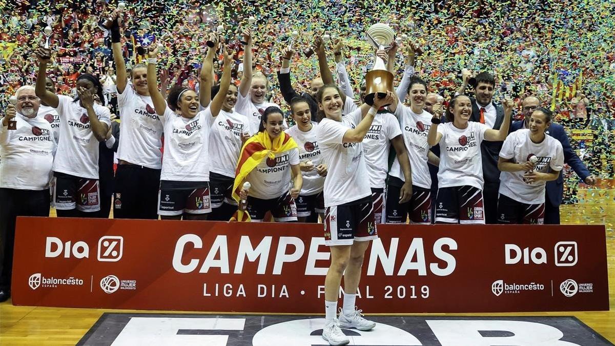 Las jugadoras del Spar City Lift Girona celebran el título de Liga.