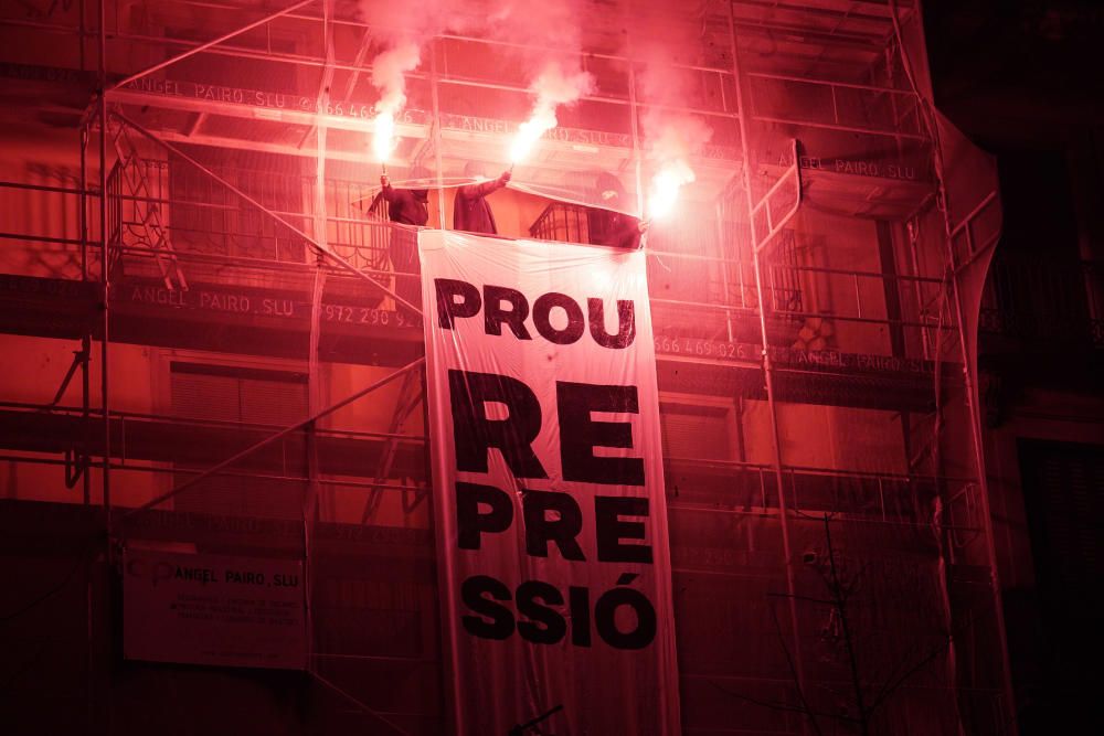 Unes 150 persones es manifesten a Girona sota el lema «Prou repressió, antiavalots dissolució»