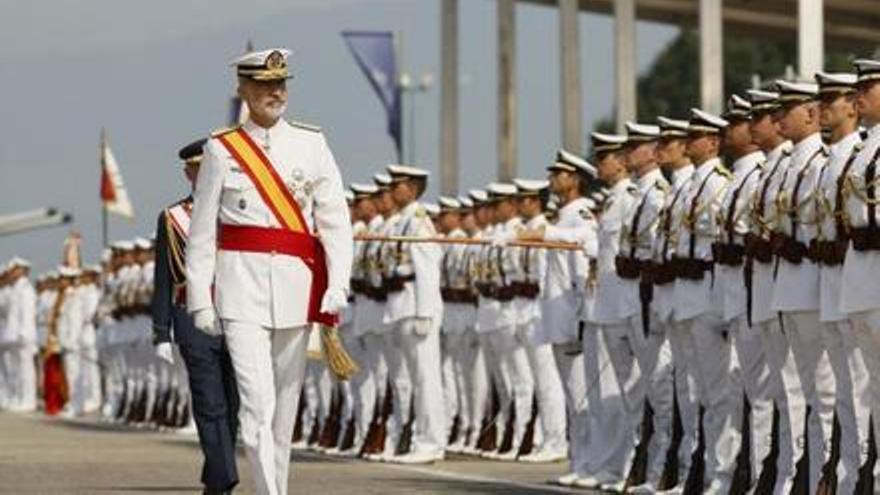 Felipe VI pasa revista en la entrega de despachos a los nuevos oficiales de la Armada en la Escuela Naval Militar.