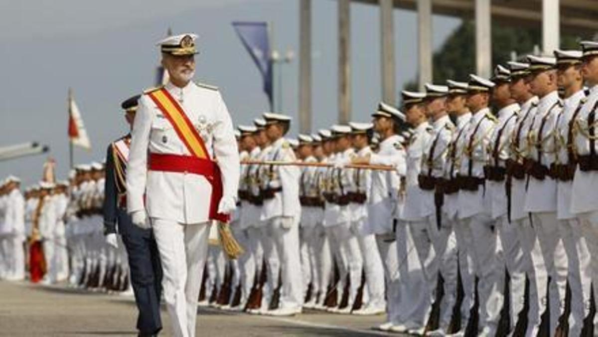Felipe VI pasa revista en la entrega de despachos a los nuevos oficiales de la Armada en la Escuela Naval Militar.