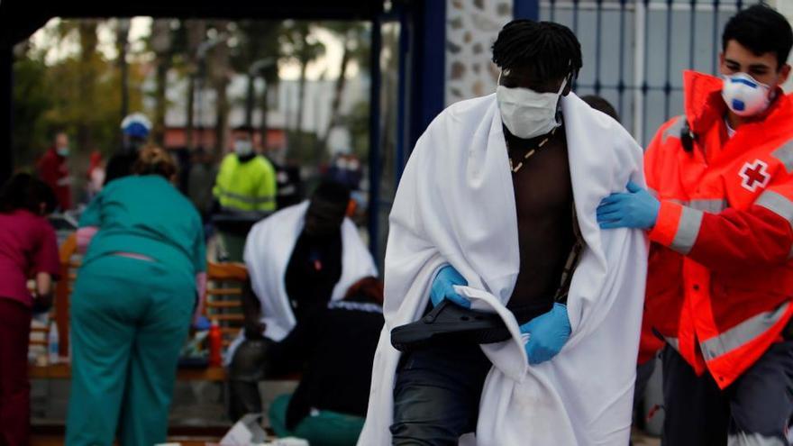 Sanitarios atienden a inmigrantes en Ceuta en una imagen de archivo.