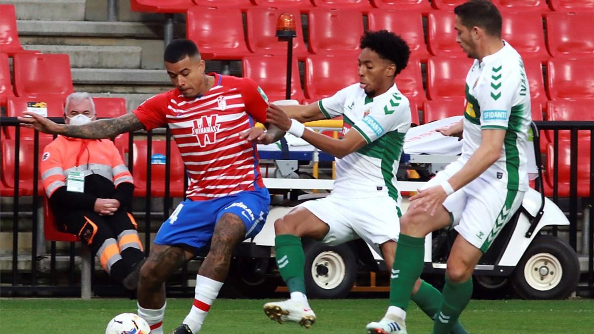 Kenedy junto a Mojica en una acción del partido.