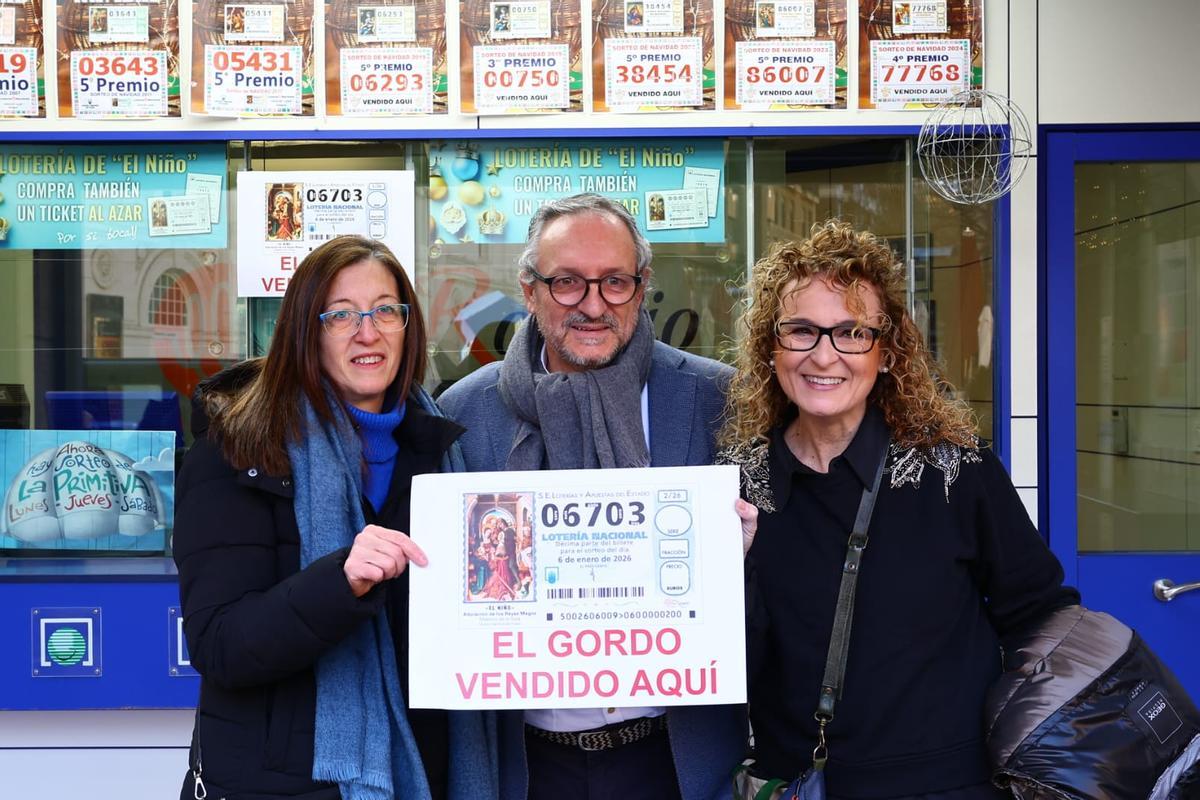 Alejandro Aznar, responsable de la administración de loteria El Rosario, junto a dos de sus trabajadoras, Maribel Vinués y Marta Baena.