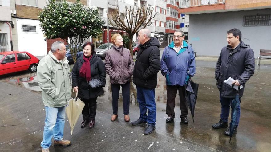 Reunión de Tino Fernández y Yoya Blanco con los vecinos. // FdV