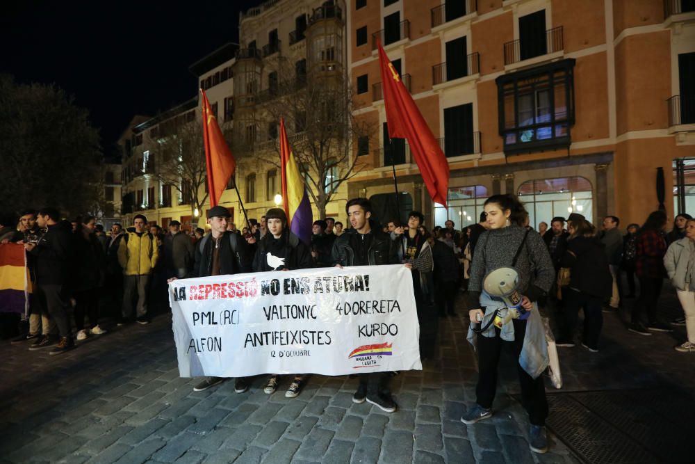 Unas 200 personas apoyan a Valtonyc en la plaza de Cort