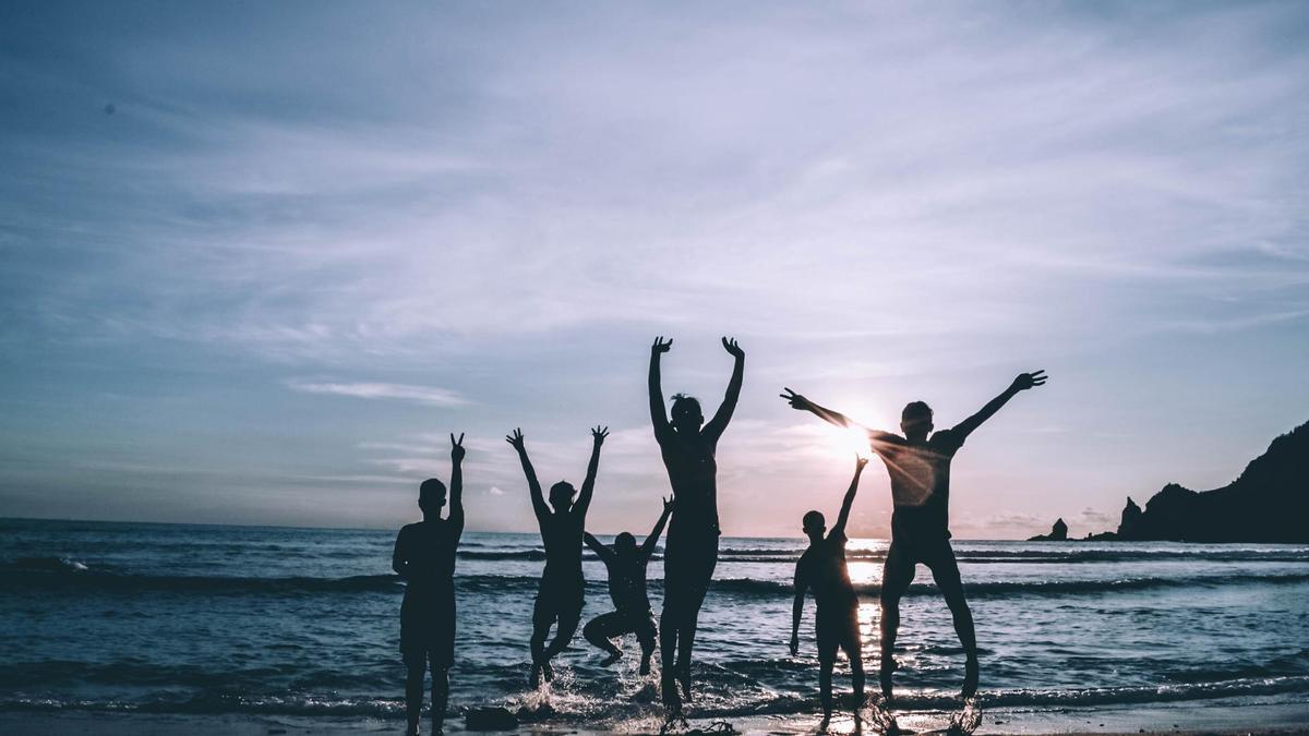 Un grupo de gente en la playa.