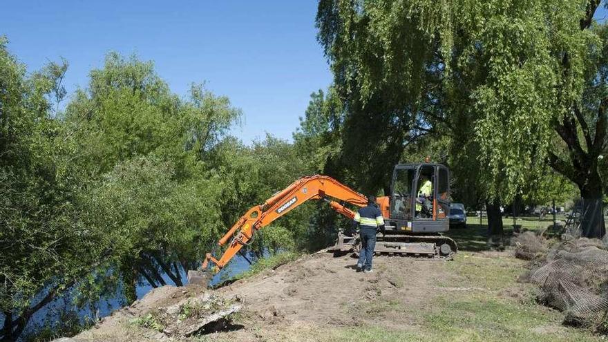 Obras que se llevan a cabo en la margen derecha del Miño, en la zona termal de O Tinteiro. // Brais Lorenzo