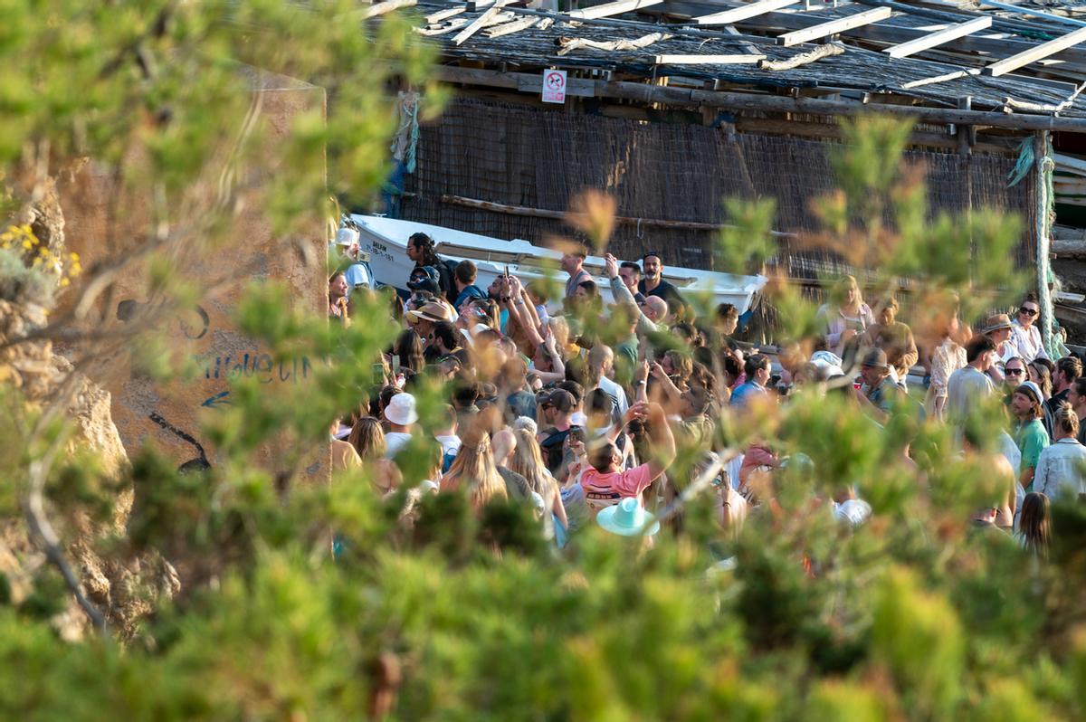 Gente en la sesión de batería, un clásico de los domingos en la playa de Benirras en Ibiza en 2024