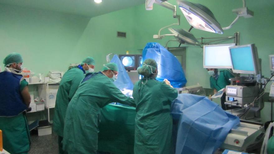 Equipo quirúrgico durante una intervención en una imagen de archivo