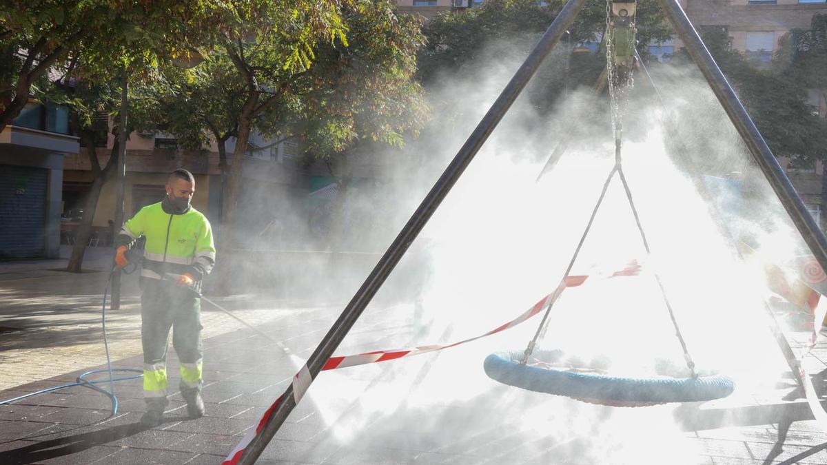 El Ayuntamiento de Torrent ha duplicado la dotación para reforzar la limpieza y la desinfección.