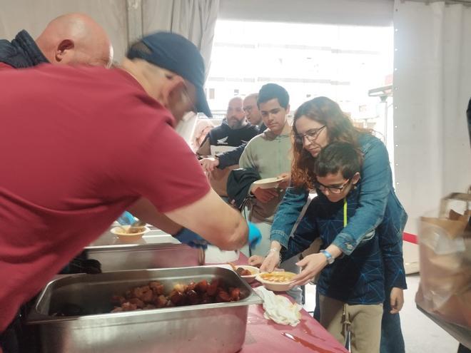 El reparto de la fabada popular de San Isidro en Llanera, en imágenes.