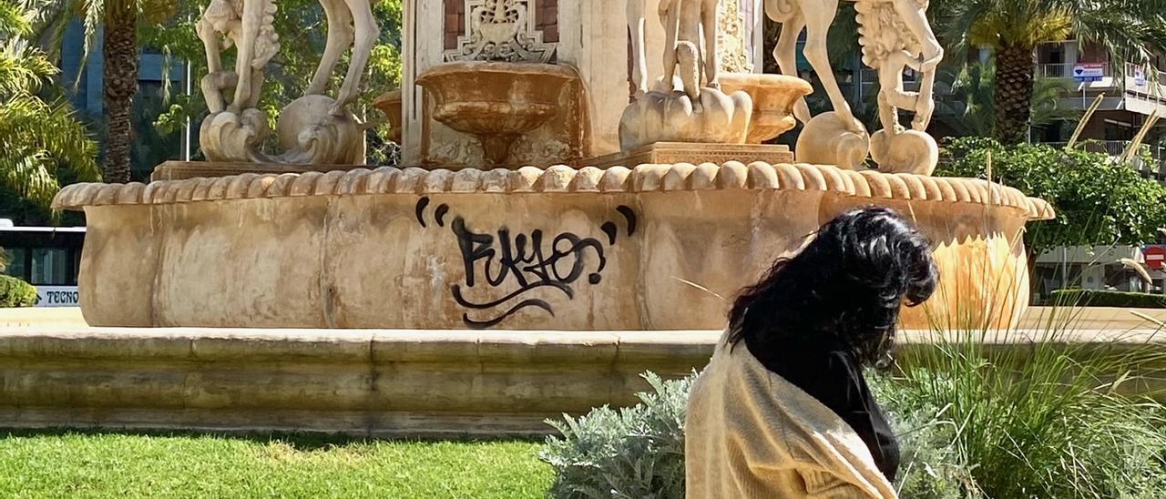 Vandalismo en la fuente de Luceros en Alicante.