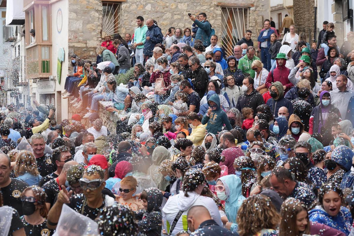 Miles de personas han participado en la multitudinaria batalla de confeti y desfile de carrozas.