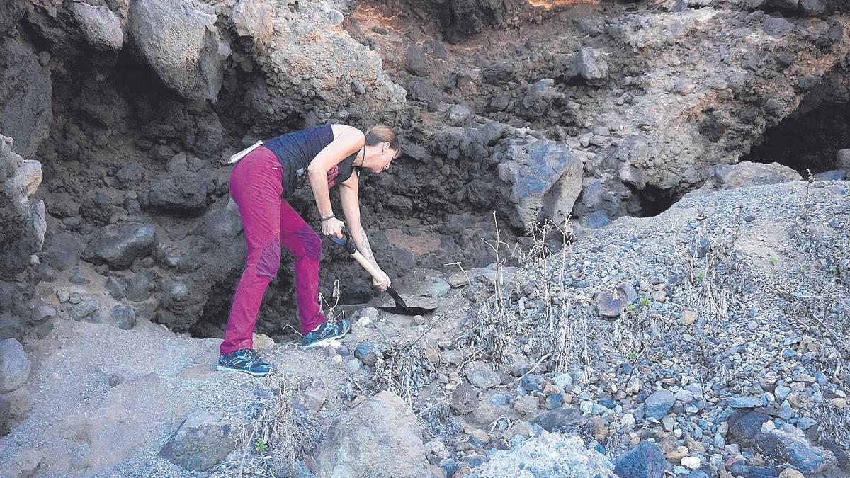 Excavación arqueológica en una cueva de Los Silos en busca de restos de represaliados del franquismo.