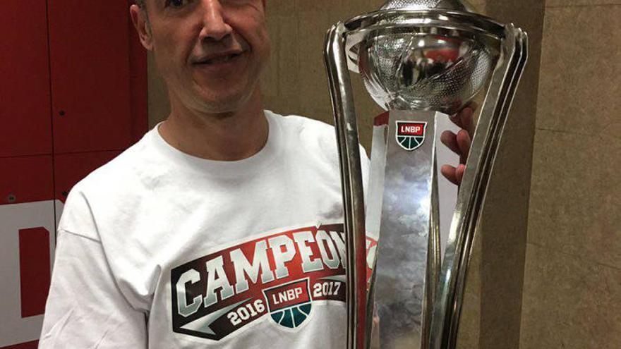 Paco Olmos gana la Liga de Baloncesto de México para el Fuerza Regia de Monterrey