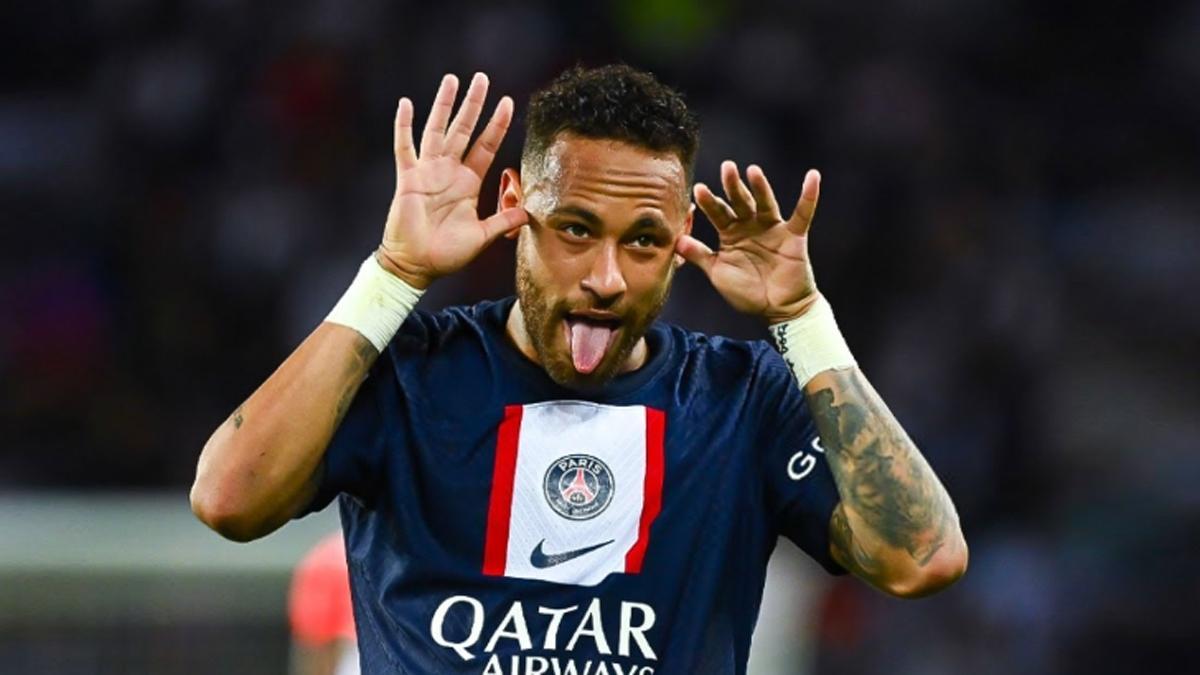 Neymar realiza un gesto burlón con el PSG