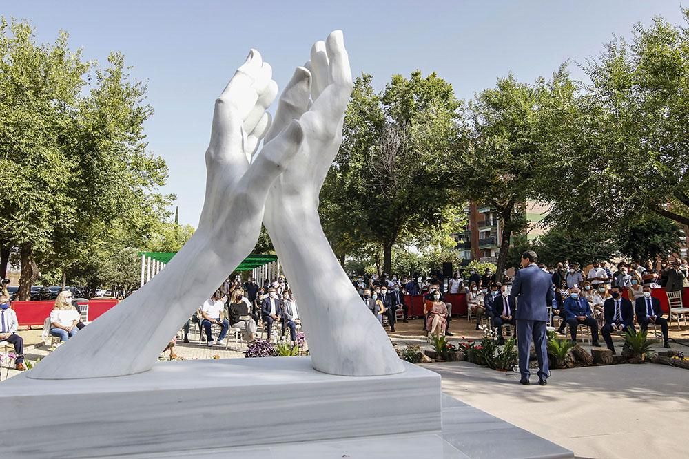 La inauguración del monumento a los sanitarios en imágenes.