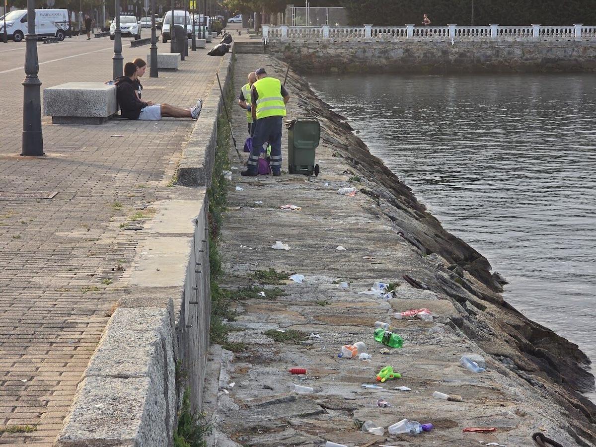 La Autoridad Portuaria se encarga finalmente de eliminar la basura acumulada en el Muelle de Pasajeros desde la Fiesta del Agua. La Autoridad Portuaria se encarga finalmente de eliminar la basura acumulada en el Muelle de Pasajeros desde la Fiesta del Agua.