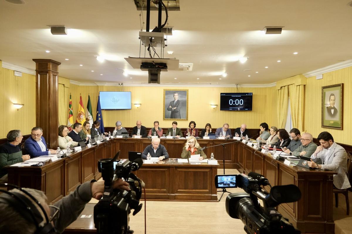La Corporación municipal de Cabra, durante el pleno.