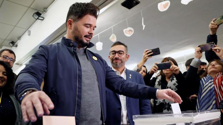 Gabrile Rufián, depositant el seu vot.