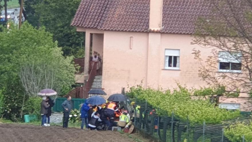 Herido grave un campesino de Vilanova al quedar atrapada su pierna bajo el arado de su motocultor
