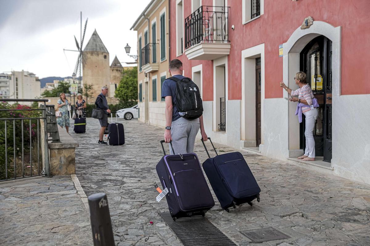 Turistas con maletas en el centro de Palma.
