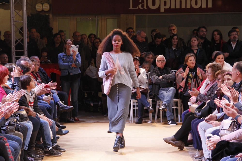 Desfile de modelos en la plaza del Ayuntamiento