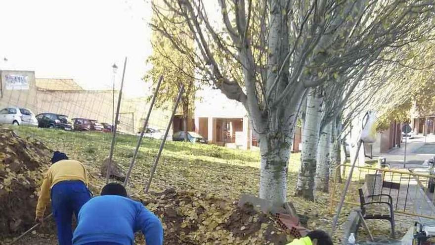 Operarios durante las labores ayer por la mañana.